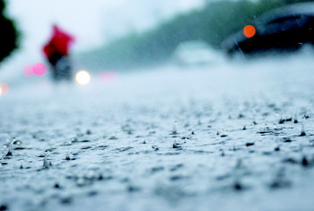 大雨滂沱,路人行色匆匆.