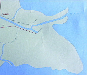 2005年东营市地图(左)与新版东营市地图(右)的黄河入海口处形状对比