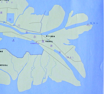2005年东营市地图(左)与新版东营市地图(右)的黄河入海口处形状对