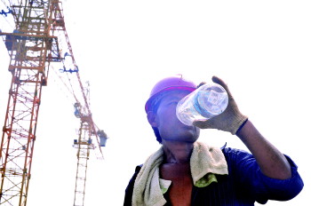 顶烈日的建筑工一天得喝20多斤水