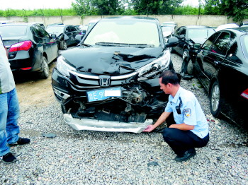 连撞两车致使三人受伤车主逃逸,民警闹市缉车