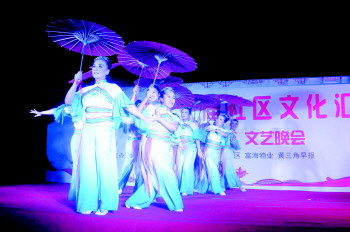 一把油纸伞把观众带到江南雨巷