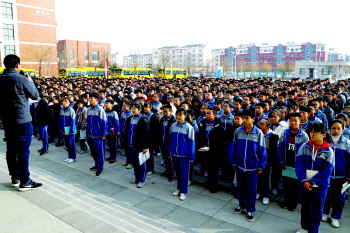 东营区启动中学生行为规范月活动仪式.