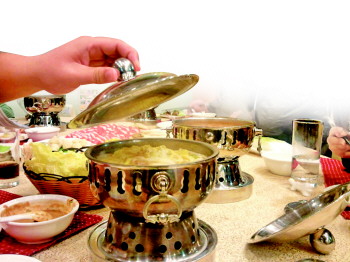 27日,市民在东城一家火锅店就餐,目前多数火锅店已弃用液化气罐.