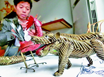 张奎善创作的草编十二生肖小摆件.