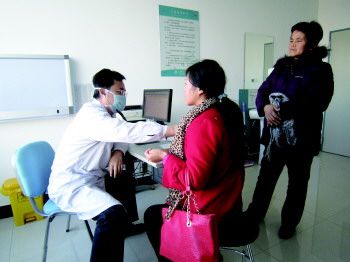 呼吸内科医生正在为患者听诊.  本报记者 吕增霞 摄