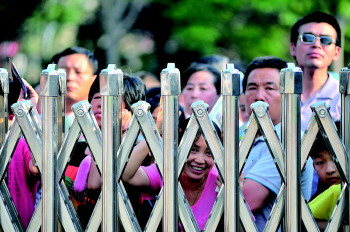 本报记者 段学虎 摄   ▼家长们在考场外焦急地等待着.