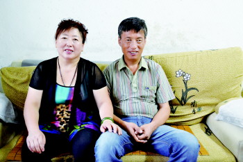 青华社区幸福家庭马兰珍和丈夫唐志坚.