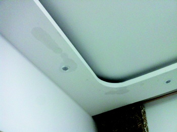 阳光100业主家中客厅出现漏水现象.        本报记者 李金金 摄